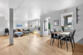Modern easy-living apartment in nice neighborhood